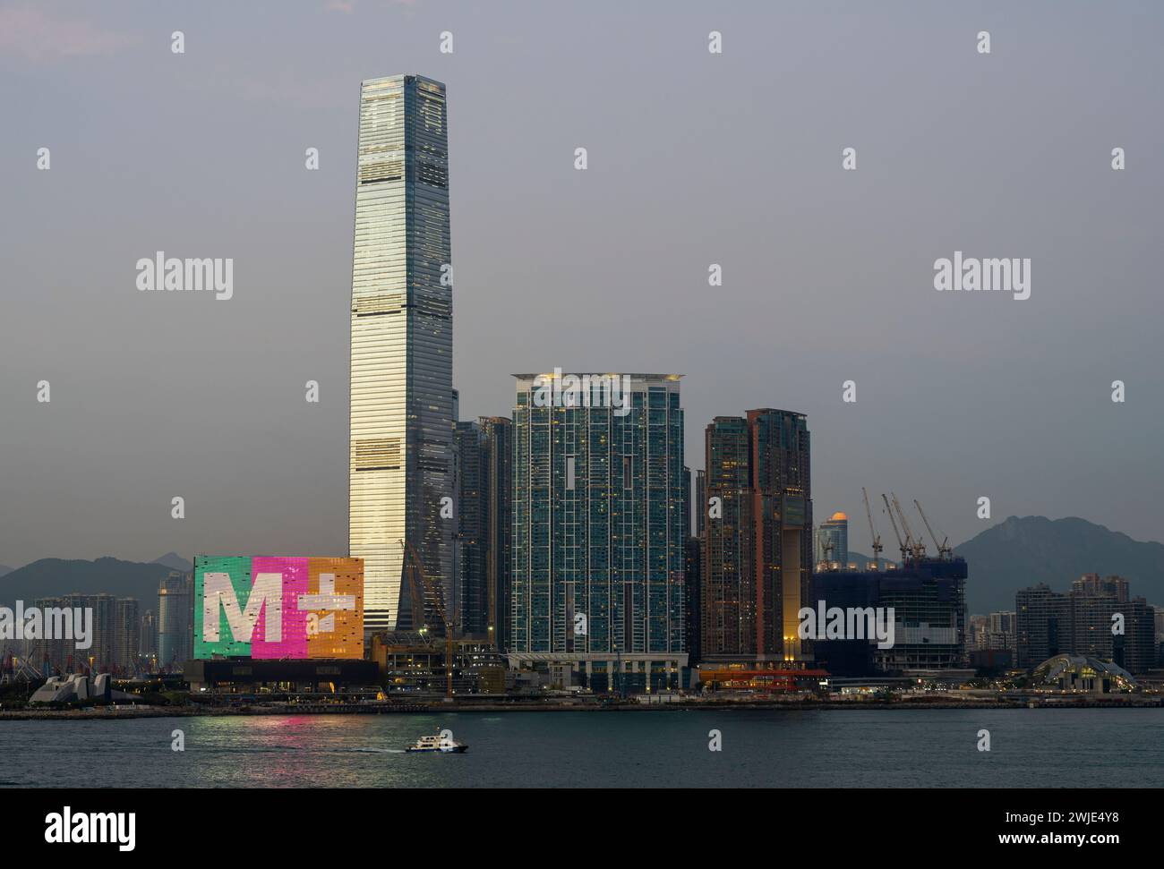 Il nuovissimo museo M+ della cultura visiva di Hong Kong, Victoria Harbour, Hong Kong, Cina. Foto Stock