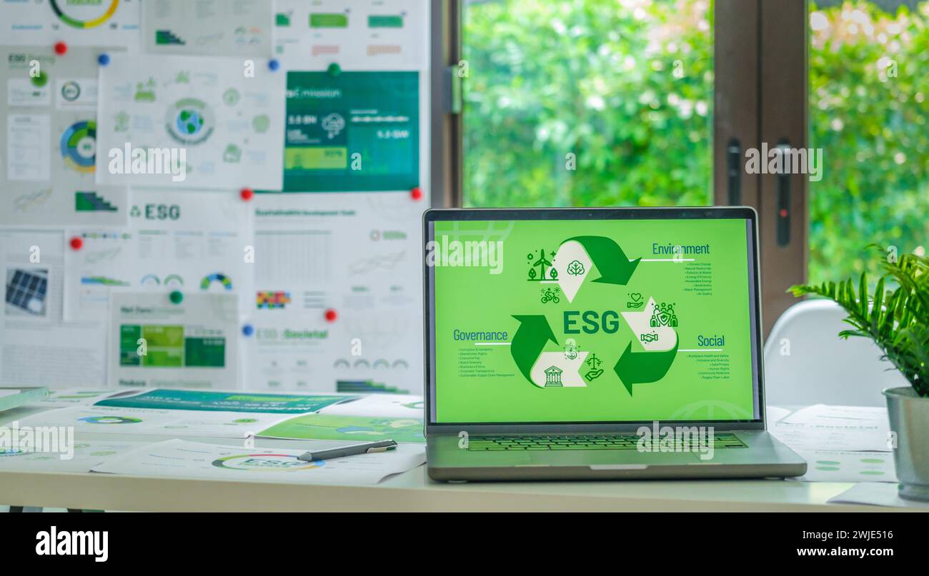 ESG ( ambiente, social, governance) ricicla cartellonistica sullo schermo del laptop con una lavagna in ufficio priva di carbonio Foto Stock