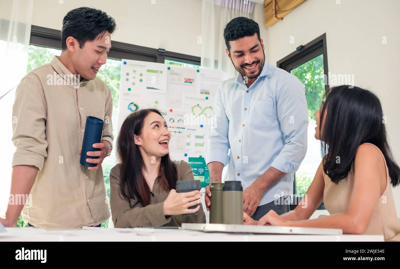 La discussione del team Diversity si è concentrata sul tema sociale in ESG (ambiente, sociale, governance) per i diritti umani in un ufficio verde sostenibile Foto Stock