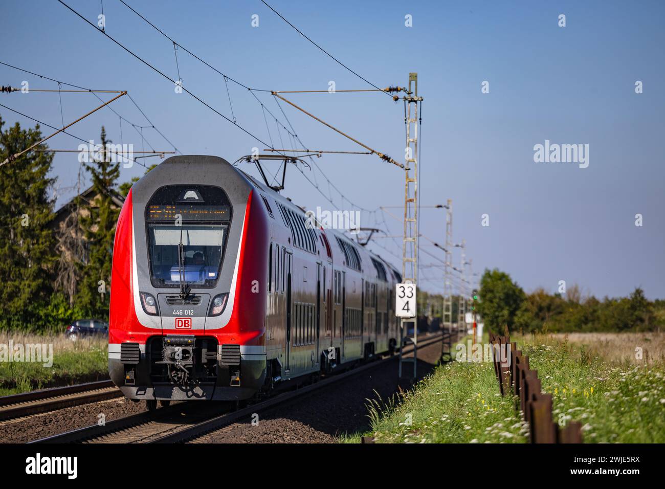 Un treno regionale elettrico nelle aree rurali nella transizione alla mobilità e ai trasporti in Germania Foto Stock