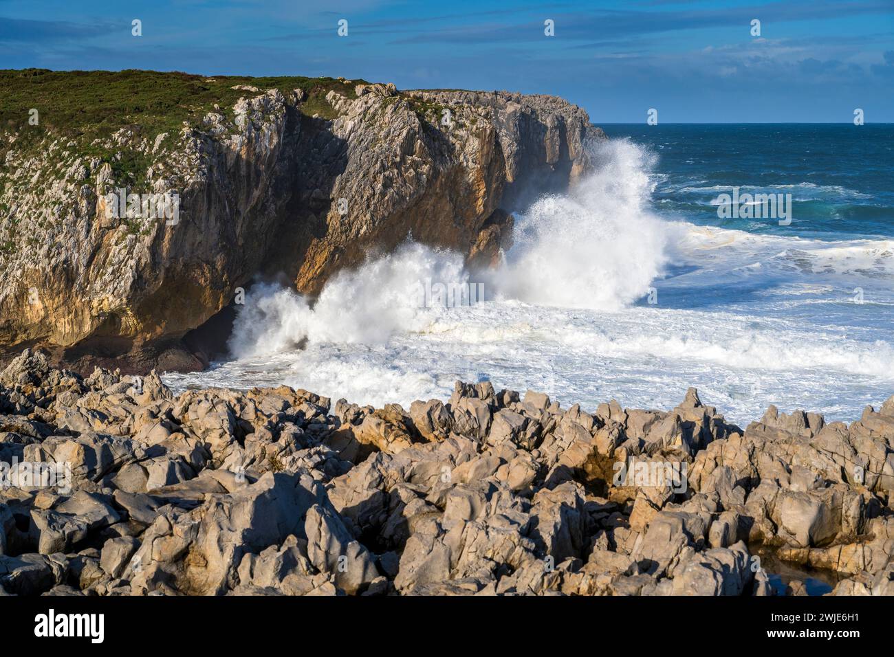 Onde tempestose a Punta de Guadamia, Asturie, Spagna Foto Stock