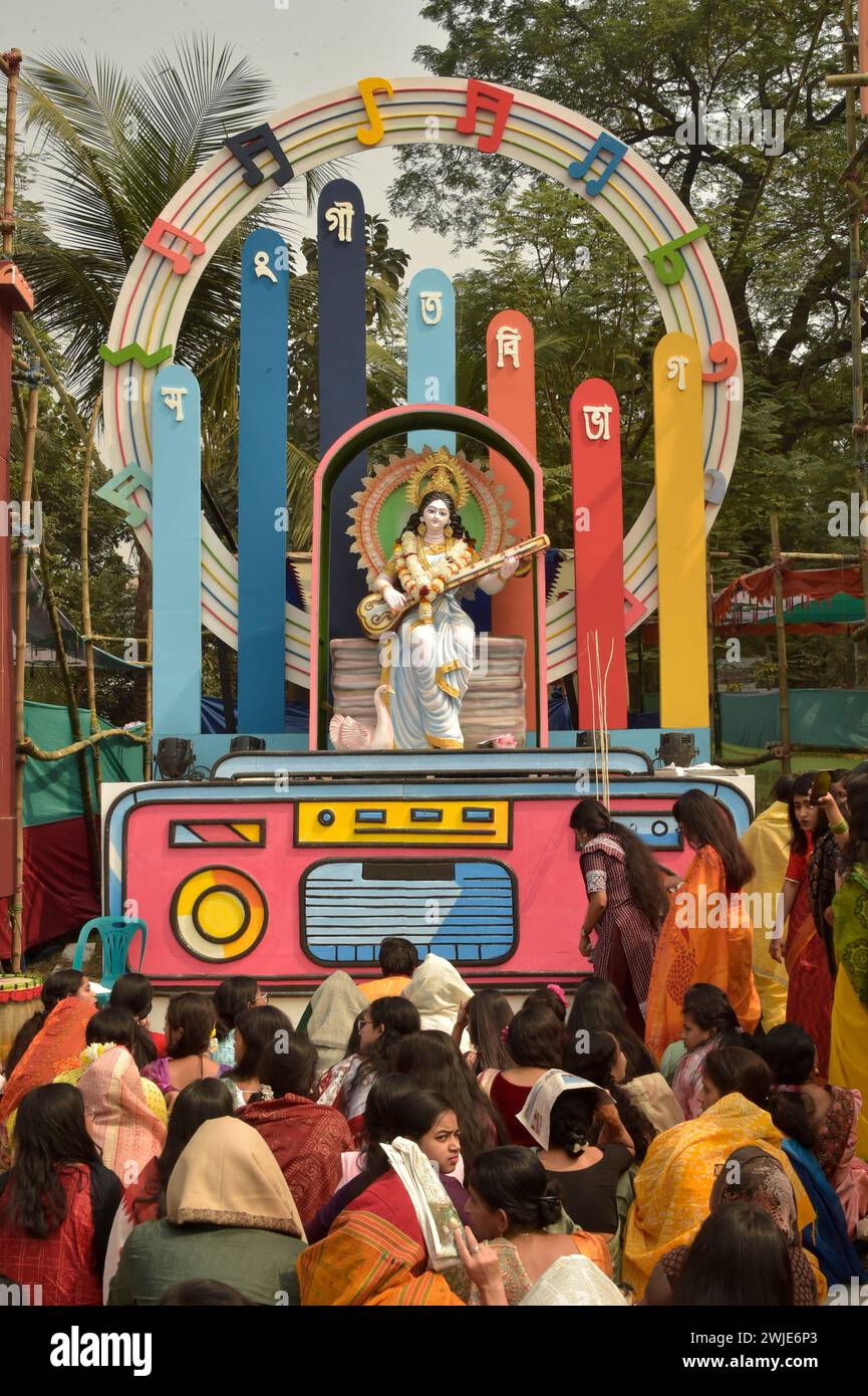 Dacca. 15 febbraio 2024. I devoti indù celebrano il Saraswati Puja Festival in un tempio di Dacca, Bangladesh, 14 febbraio 2024. La comunità indù in Bangladesh mercoledì ha celebrato il Saraswati Puja Festival adorando Saraswati, la dea indù della conoscenza, della saggezza, delle arti e della musica. Crediti: Xinhua/Alamy Live News Foto Stock