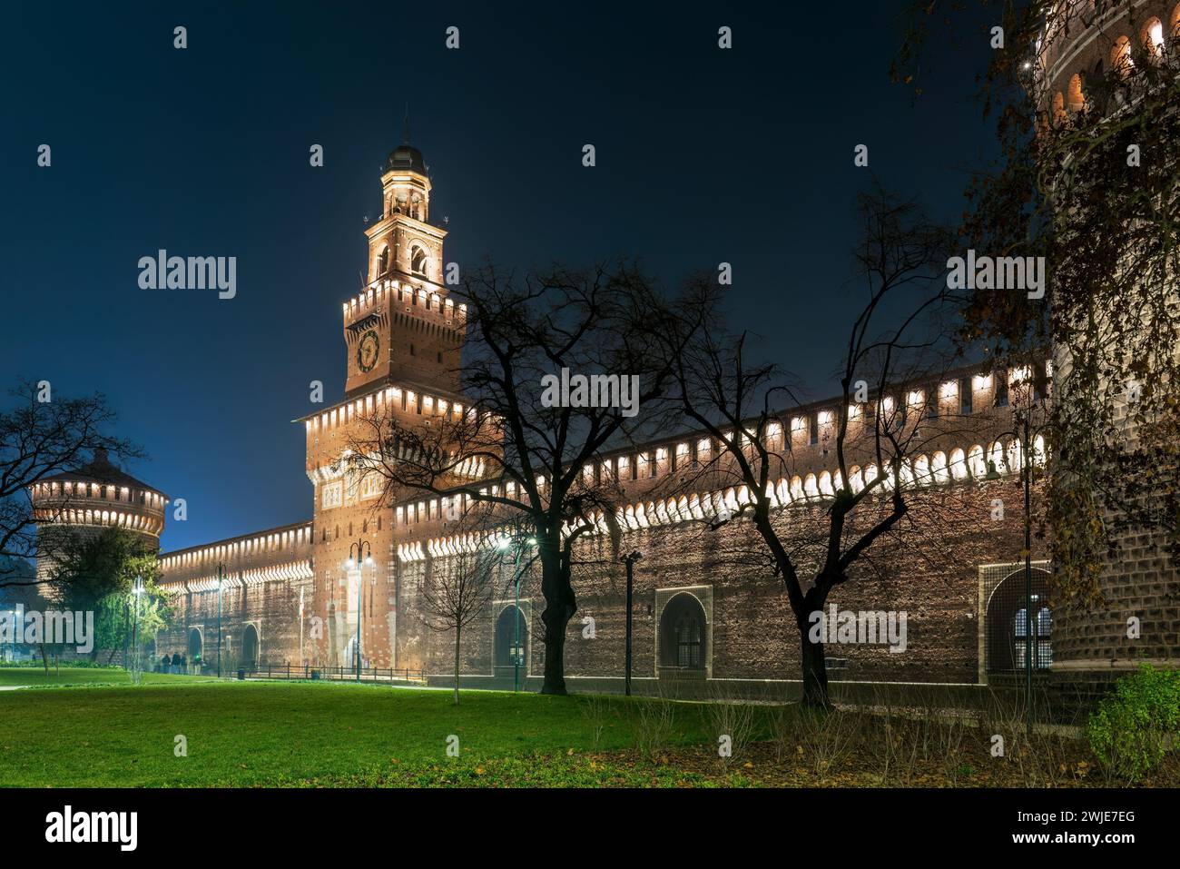 Vista notturna del Castello Sforzesco, Milano, Lombardia, Italia Foto Stock