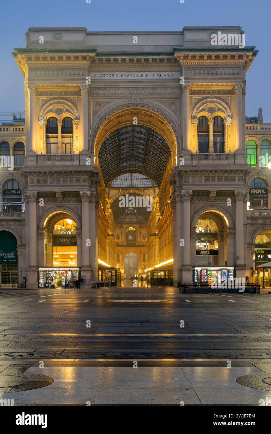 Ingresso alla Galleria Vittorio Emanuele II, Piazza del Duomo, Milano, Lombardia, Italia Foto Stock