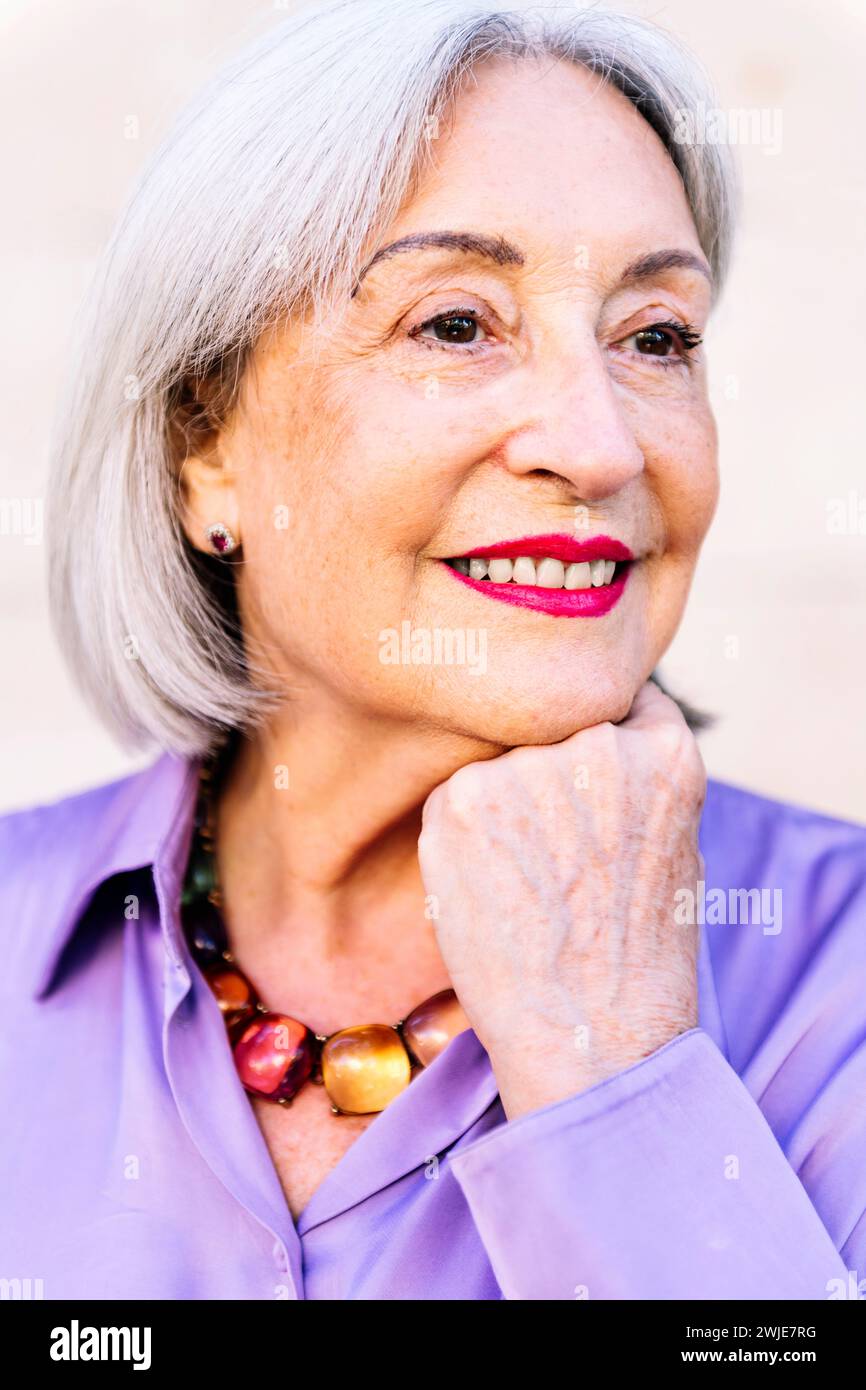 ritratto di una bella donna anziana sorridente Foto Stock