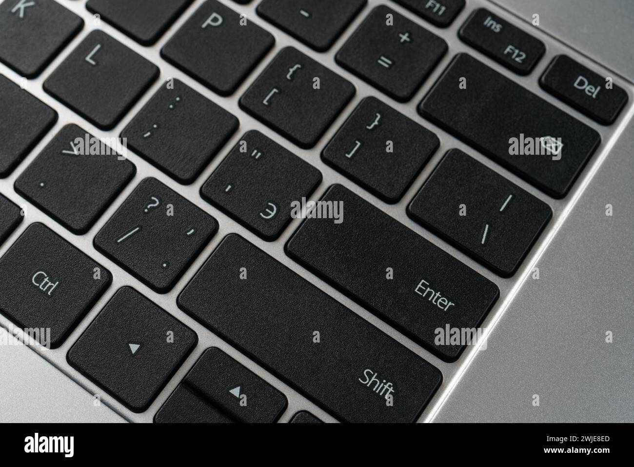 Tastiera per computer laptop con tasti neri e primo piano con custodia in metallo in alluminio. Foto Stock