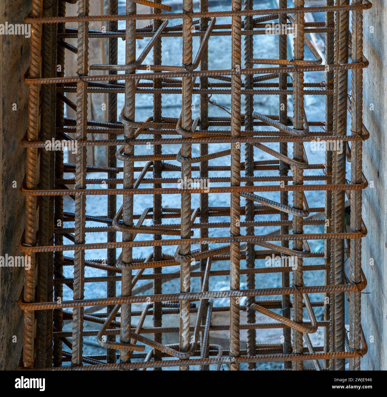 Barre di rinforzo in acciaio di una colonna pronte per il versamento di calcestruzzo in un cantiere edile Foto Stock
