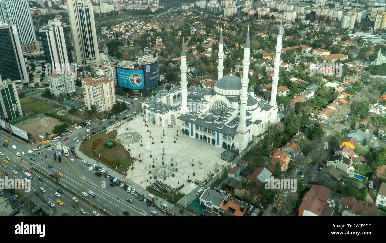 Levent, Istanbul, Turchia - 18 maggio 2023: Moschea di Levent, conosciuta anche come Moschea Barbaros Hayrettin Foto Stock