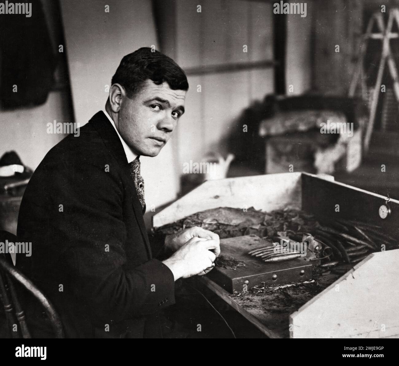 George Herman 'Babe' Ruth ritratto, seduto, rotolando un sigaro - Underwood & Underwood, 1919 Foto Stock