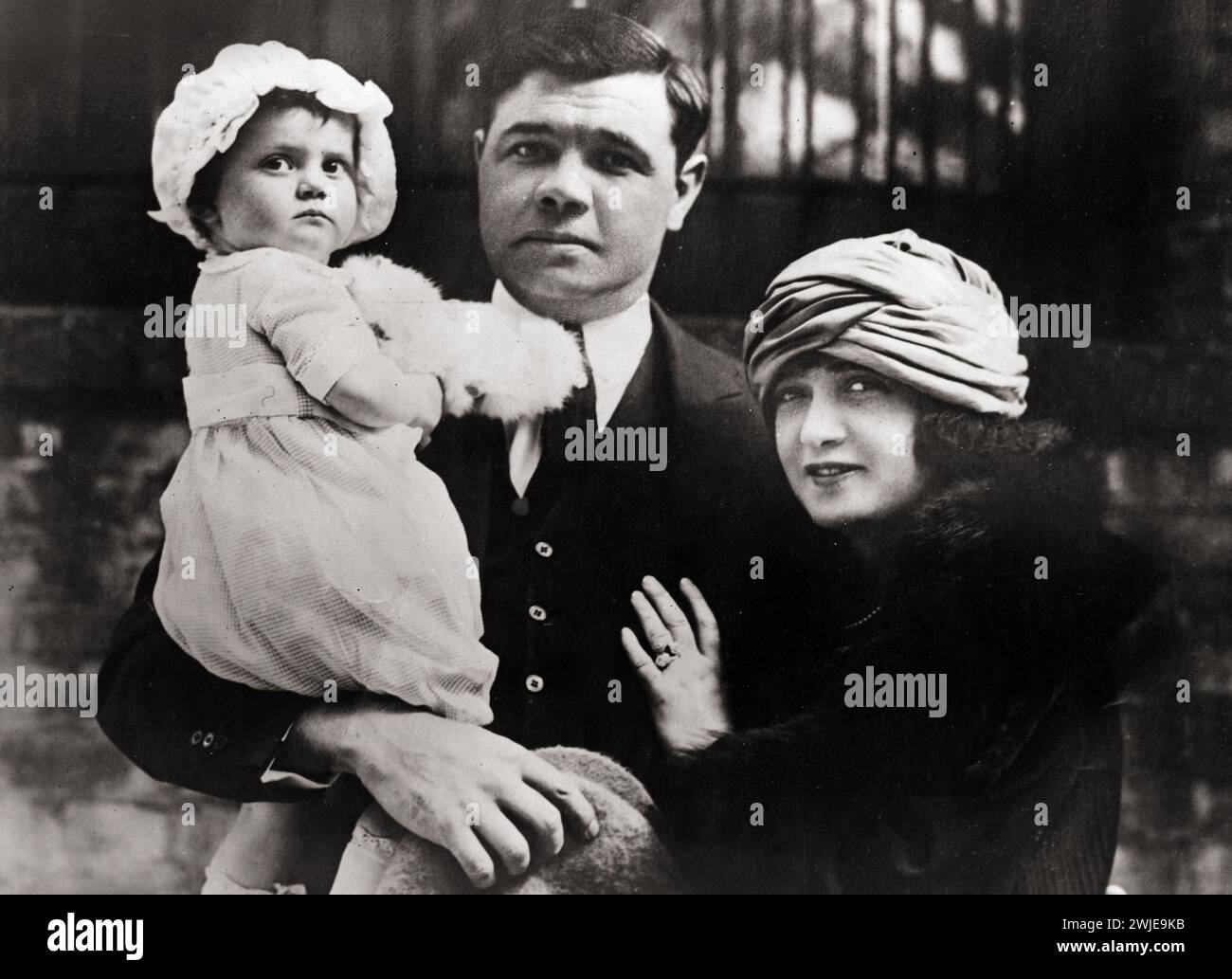 Babe Ruth tiene in braccio sua figlia, Dorothy Helen Ruth, e sta accanto a sua moglie Helen Woodford Ruth, 1925 anni; al momento della sua causa di paternità Foto Stock