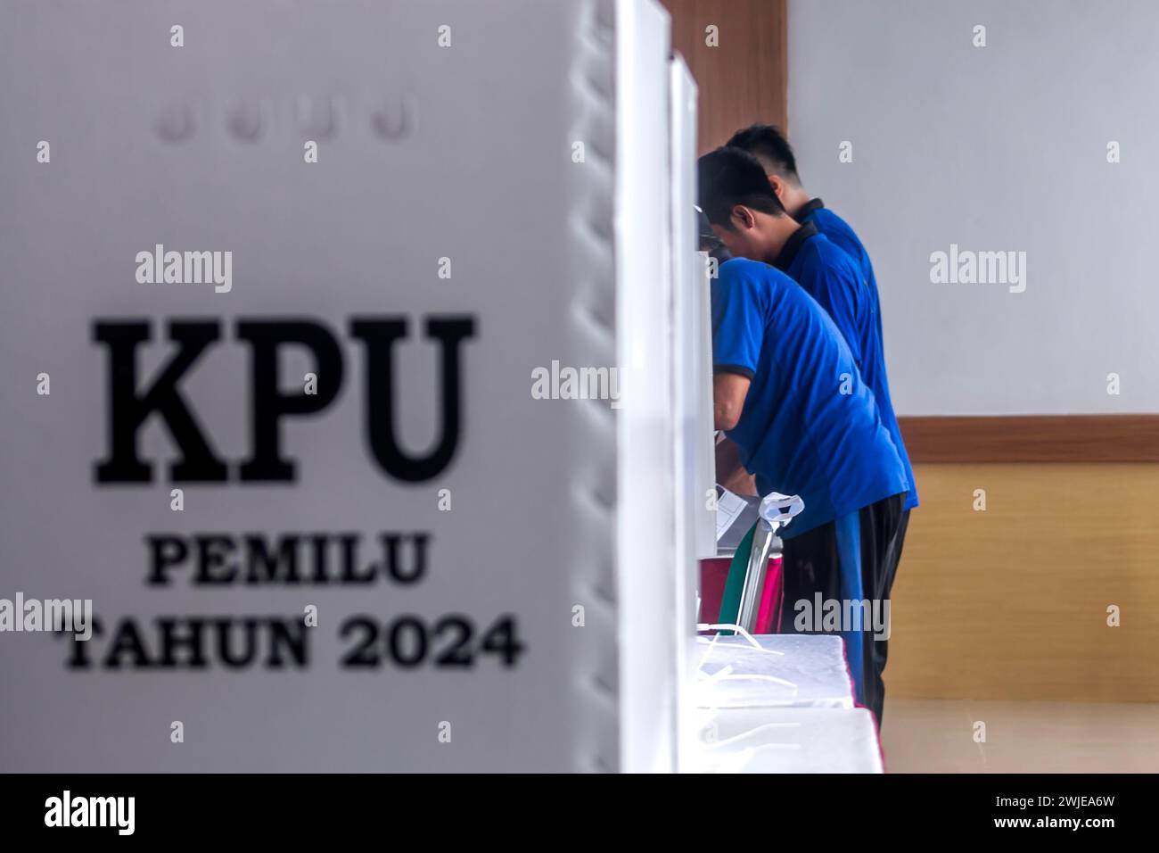Un prigioniero getta il proprio voto in un seggio elettorale in prigione, durante le elezioni generali a Bogor, Indonesia, il 14 febbraio 2024 Foto Stock