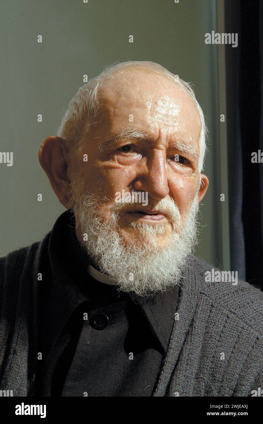 Maison-Alfort (zona di Parigi): Sacerdote cattolico francese Abbe Pierre nella sua camera da letto presso la Comunità Emmaus di Alfortville nel dicembre 2004 Foto Stock