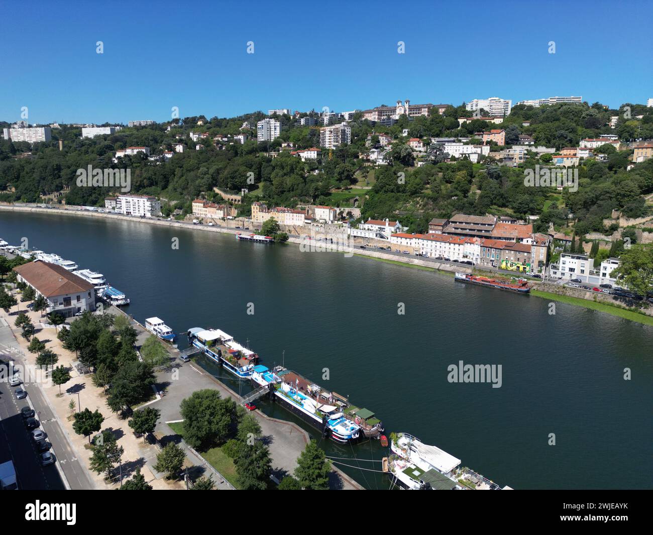 Lione (Francia centro-orientale), 5° arrondissement (distretto): I “balmes” (pendii collinari, colline, argini) sopra il “qai des Etroits” visto da Foto Stock
