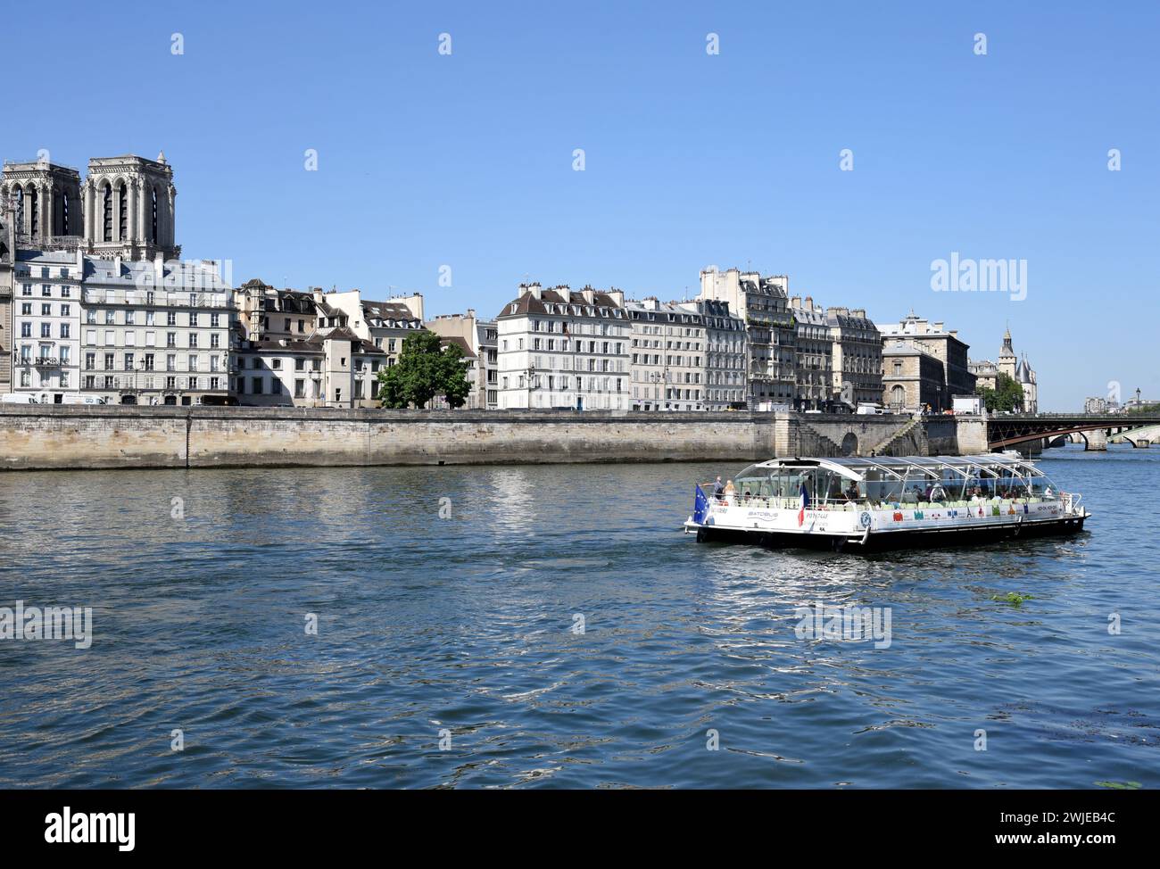 Parigi (Francia): Battello fluviale sul fiume Senna lungo la superstrada Georges Pompidou nel 1° arrondissement (distretto) Foto Stock