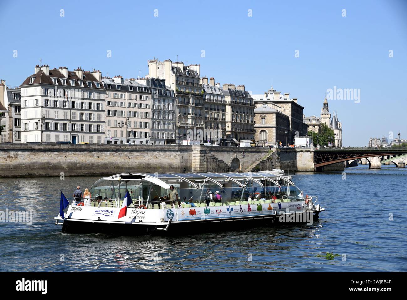 Parigi (Francia): Battello fluviale sul fiume Senna lungo la superstrada Georges Pompidou nel 1° arrondissement (distretto) Foto Stock