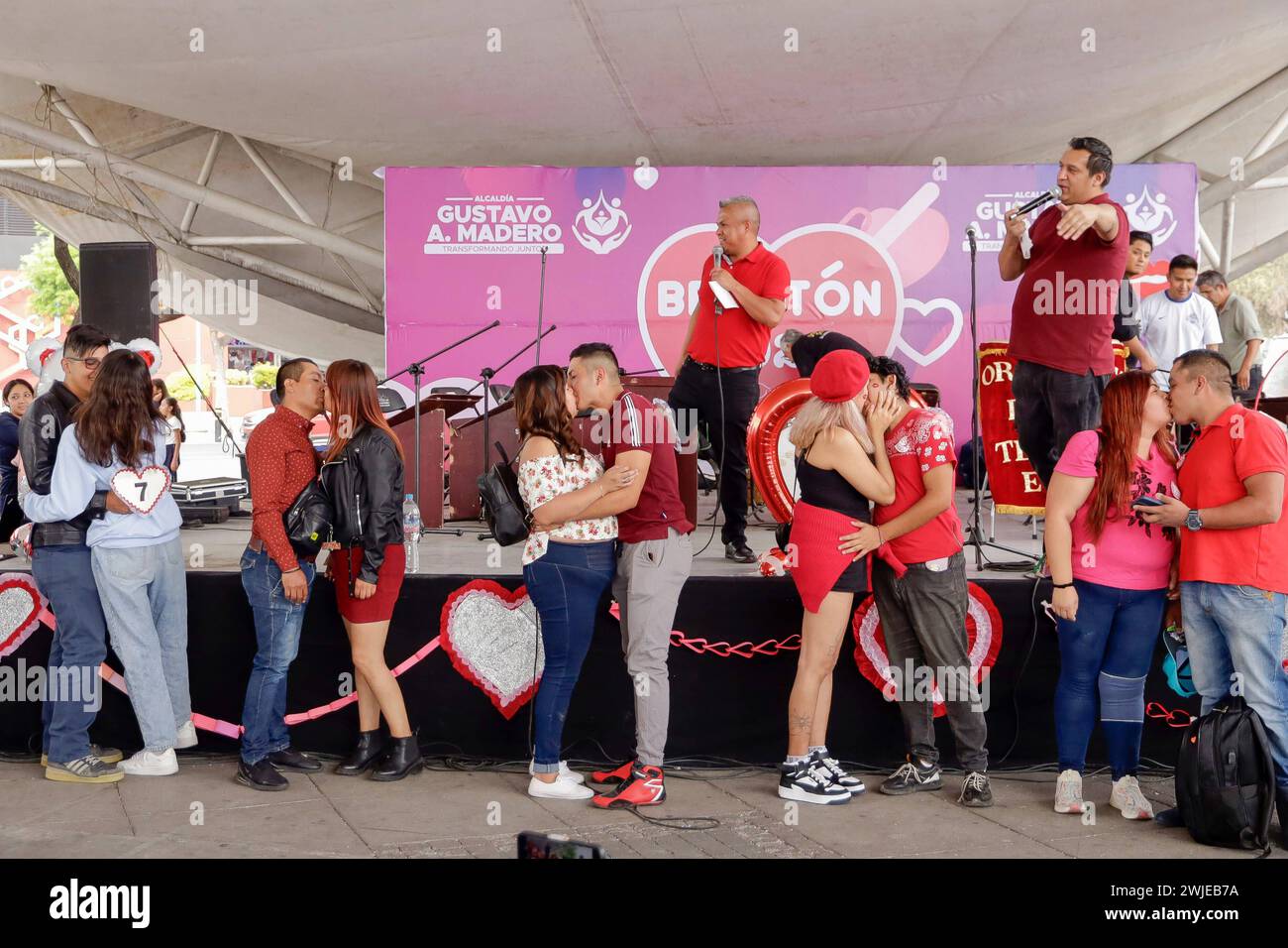 Bacio di massa per celebrare San Valentino 14 febbraio 2024, città del Messico, Messico: Diverse coppie si baciano mentre partecipano al Besoton 2024 Mass Kiss per celebrare San Valentino sulla spianata dell'Ufficio del sindaco di Gustavo A. Madero. Città del Messico CDMX Messico Copyright: XLuisxBarronxxxEyepixxGroupx Foto Stock