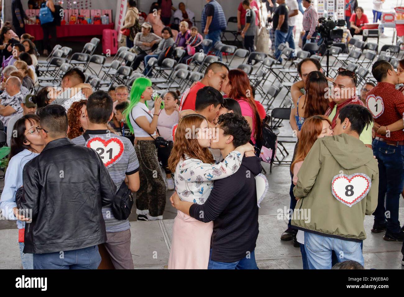 Bacio di massa per celebrare San Valentino 14 febbraio 2024, città del Messico, Messico: Diverse coppie si baciano mentre partecipano al Besoton 2024 Mass Kiss per celebrare San Valentino sulla spianata dell'Ufficio del sindaco di Gustavo A. Madero. Città del Messico CDMX Messico Copyright: XLuisxBarronxxxEyepixxGroupx Foto Stock