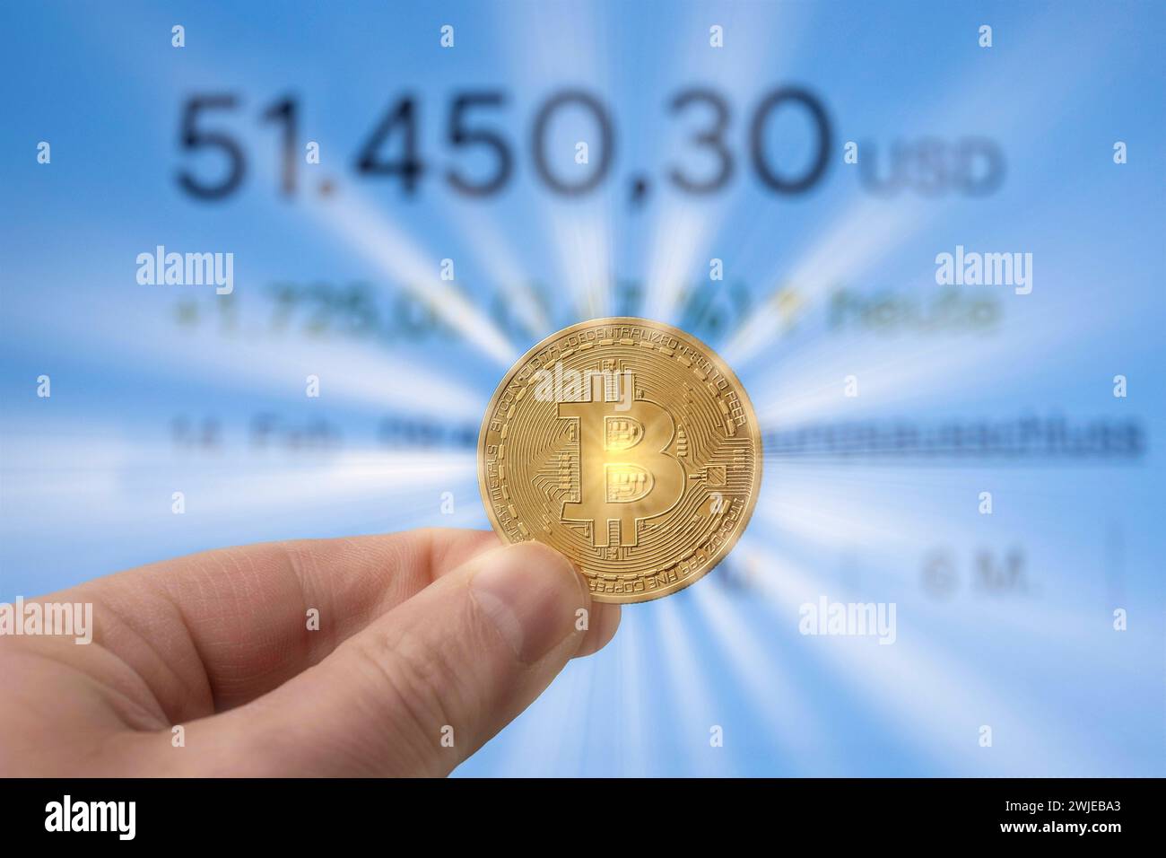 Bitcoin Münze zwischen Fingern vor einem Börsenkurs von über 50,000 USD *** Bitcoin Coin between Fingers davanti ad un prezzo di mercato di oltre 50.000 USD Deutschland, Germania GMS10414 2 Foto Stock