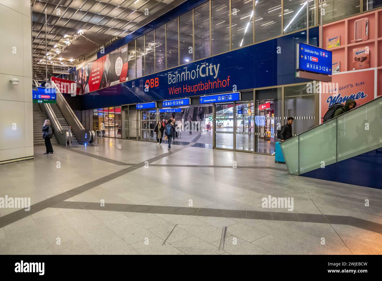 VIENNA, AUSTRIA - 21 novembre 2023: Atrio della stazione ferroviaria centrale di Vienna in Austria Foto Stock