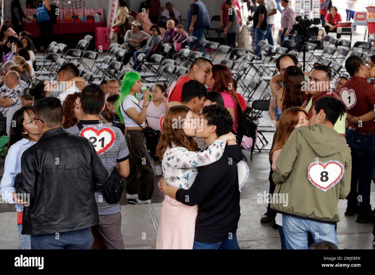 Non esclusiva: 14 febbraio 2024, città del Messico, Messico: Diverse coppie si baciano mentre partecipano al Besoton 2024 (Mass Kiss) per celebrare San Valentino Foto Stock