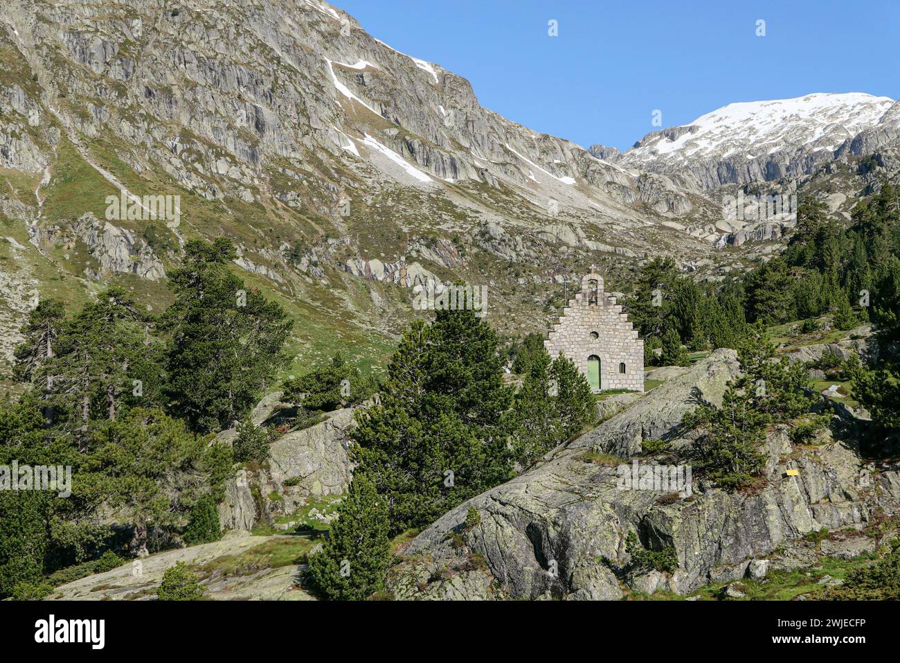 Cauterets (Francia sud-orientale): La Cappella Marcadau situata a circa cento metri dal Rifugio Wallon, in fondo alla grande Fache Summi Foto Stock