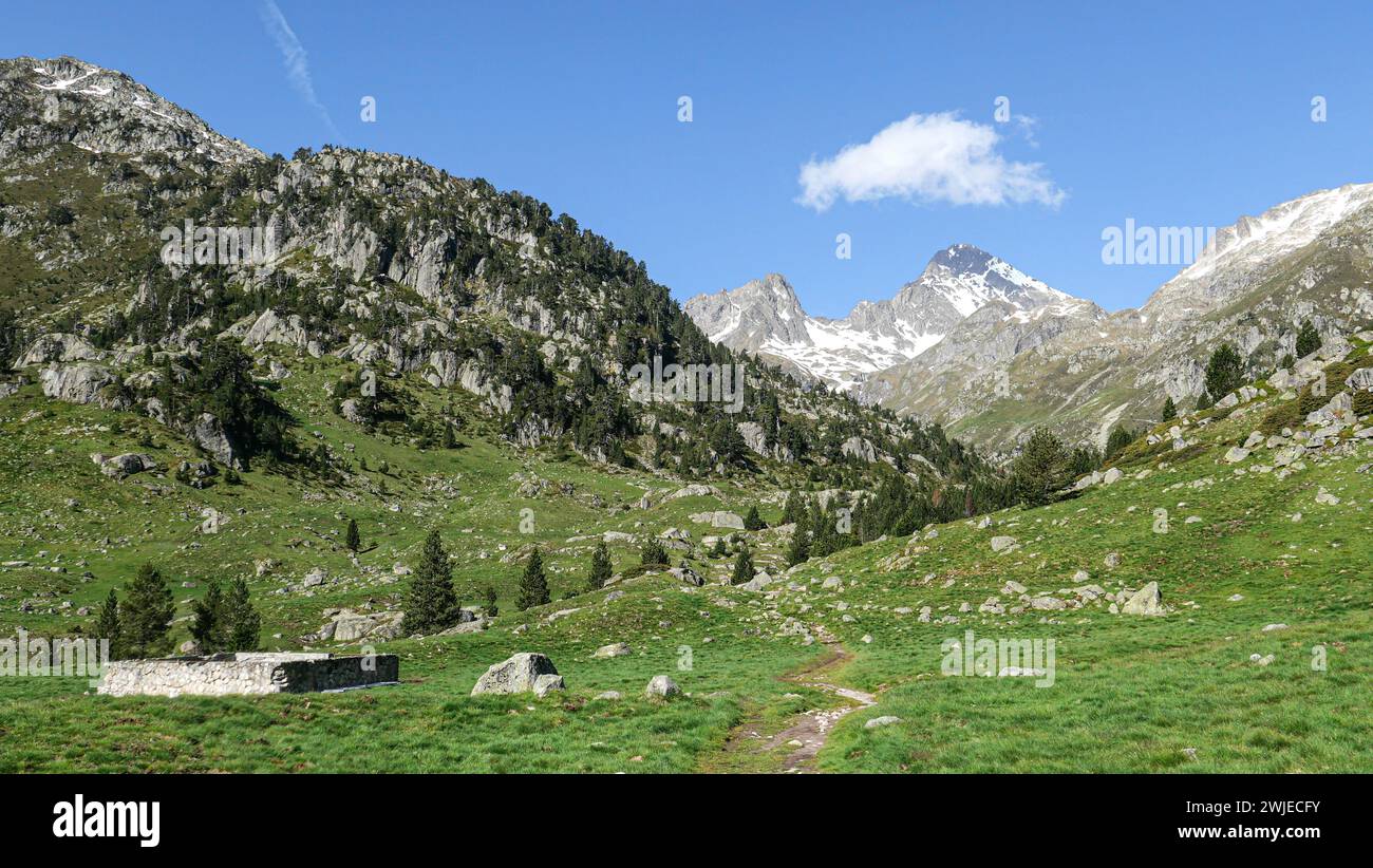 Dipartimento Hautes-Pyrenees, Parco Nazionale dei Pirenei, sito natura 2000 (Pirenei superiori, Francia sud-occidentale): Paesaggi di montagna e viste sulla neve Foto Stock
