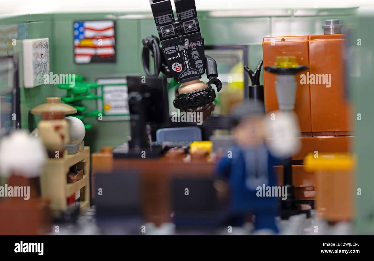 un ladro ruba la proposta d'affari all'interno dell'ufficio Foto Stock