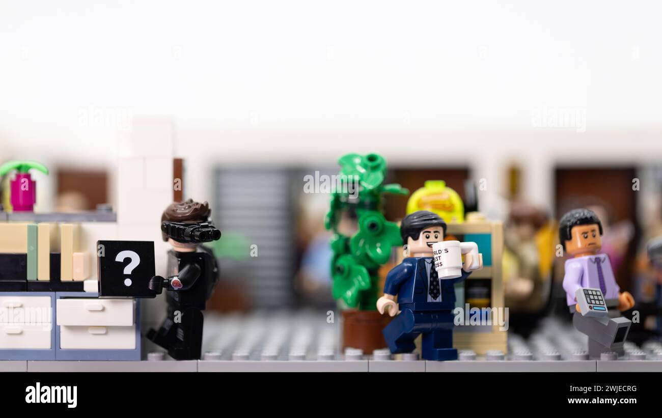 Hong Kong - 15 febbraio 2024: Un ladro ruba la proposta aziendale all'interno dell'ufficio Foto Stock