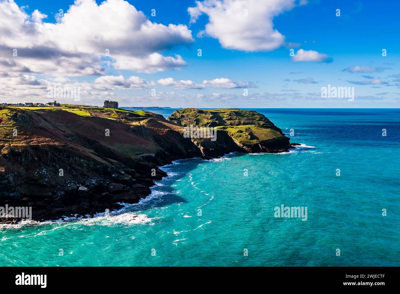 Ammira la baia di Gullastem e l'isola di Tintagel da Willapark, Tintagel, Cornovaglia, Regno Unito Foto Stock