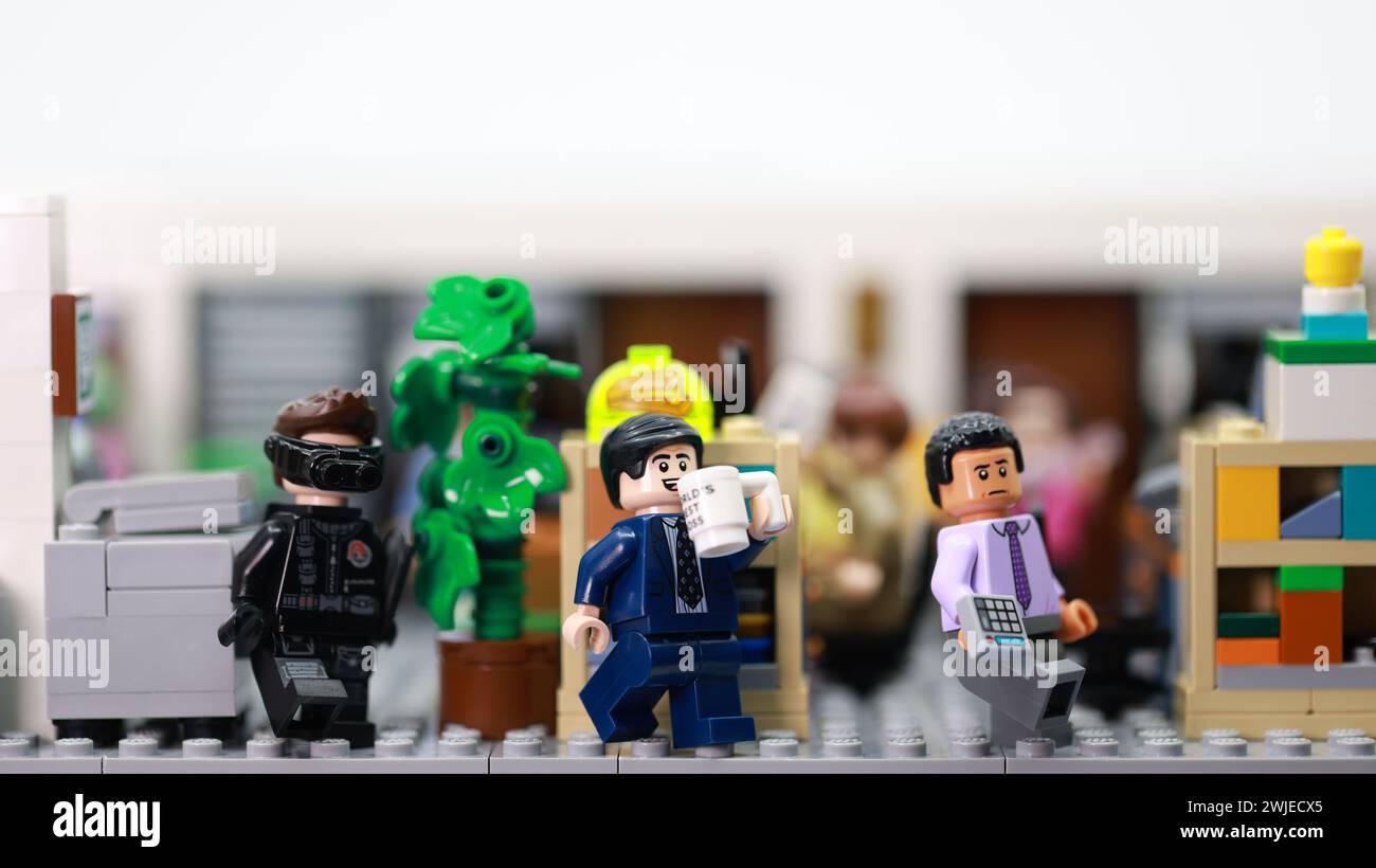 Hong Kong - 15 febbraio 2024: Un ladro ruba la proposta aziendale all'interno dell'ufficio Foto Stock