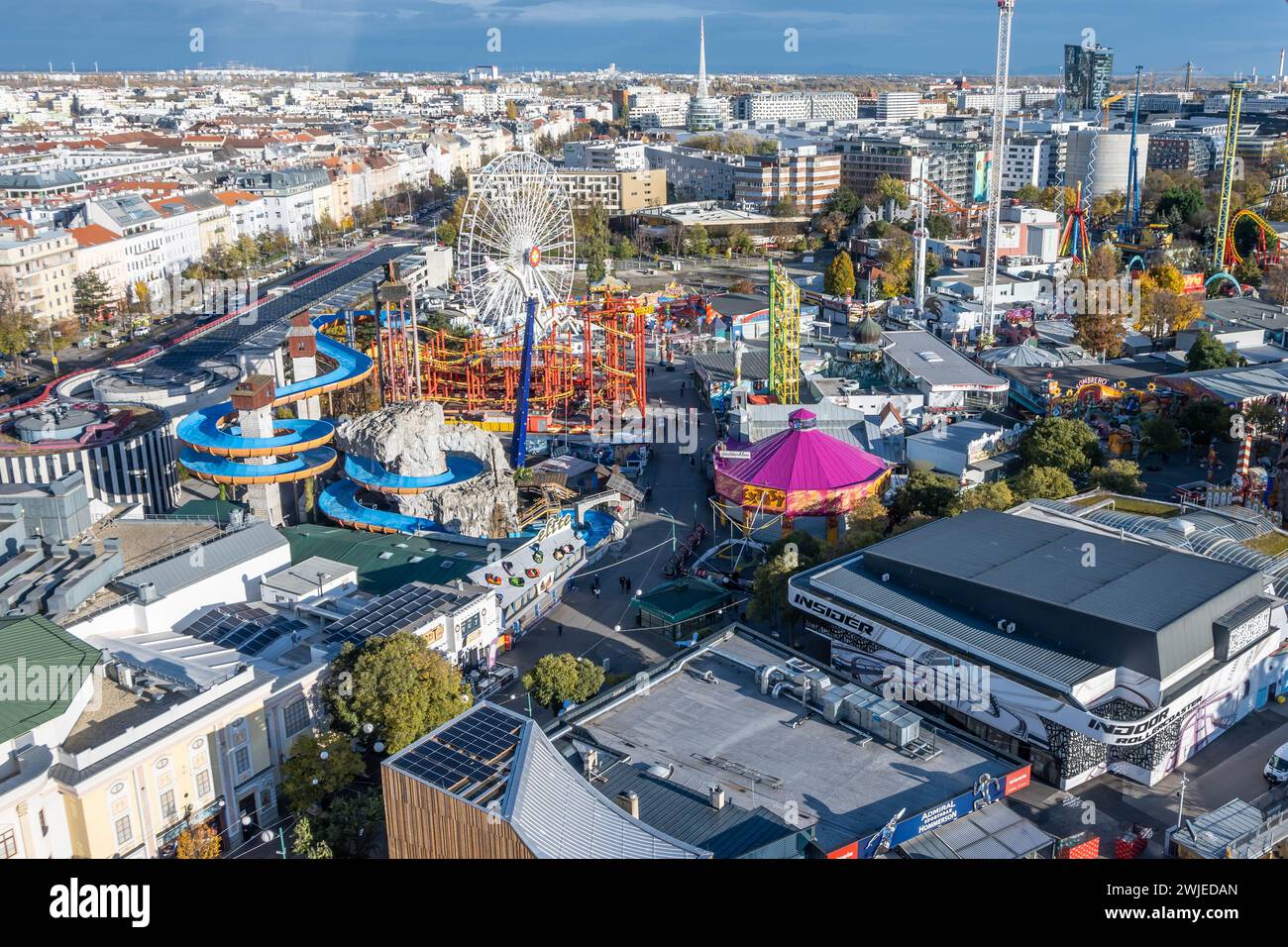 VIENNA, AUSTRIA - 21 novembre 2023: Vista sul parco divertimenti Prater Vien dalla Wiener Riesenrad - ruota panoramica gigante di Vienna Foto Stock