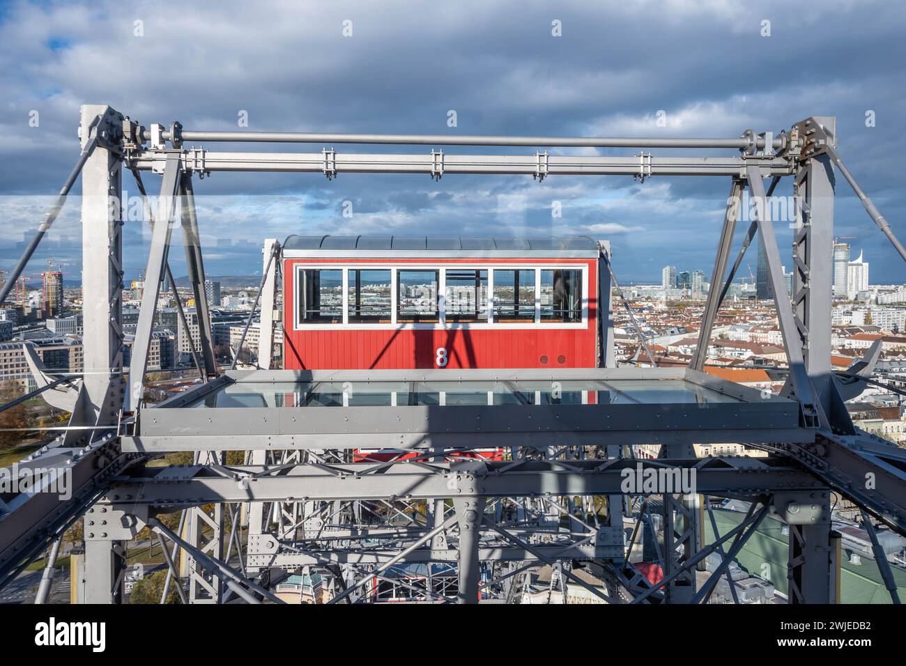 VIENNA, AUSTRIA - 21 novembre 2023: Vista sul parco divertimenti Prater Vien dalla Wiener Riesenrad - ruota panoramica gigante di Vienna Foto Stock