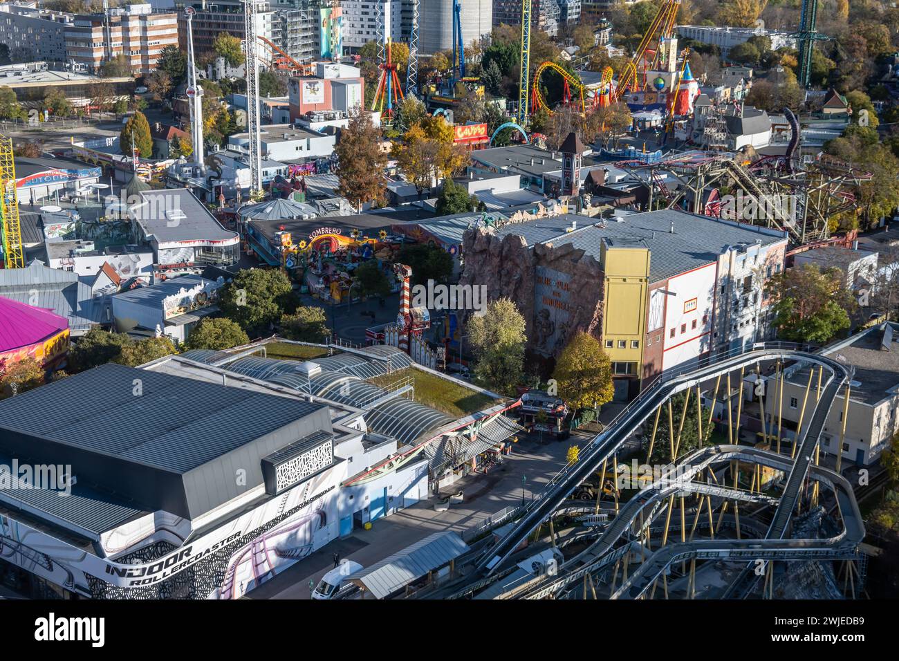 VIENNA, AUSTRIA - 21 novembre 2023: Vista sul parco divertimenti Prater Vien dalla Wiener Riesenrad - ruota panoramica gigante di Vienna Foto Stock