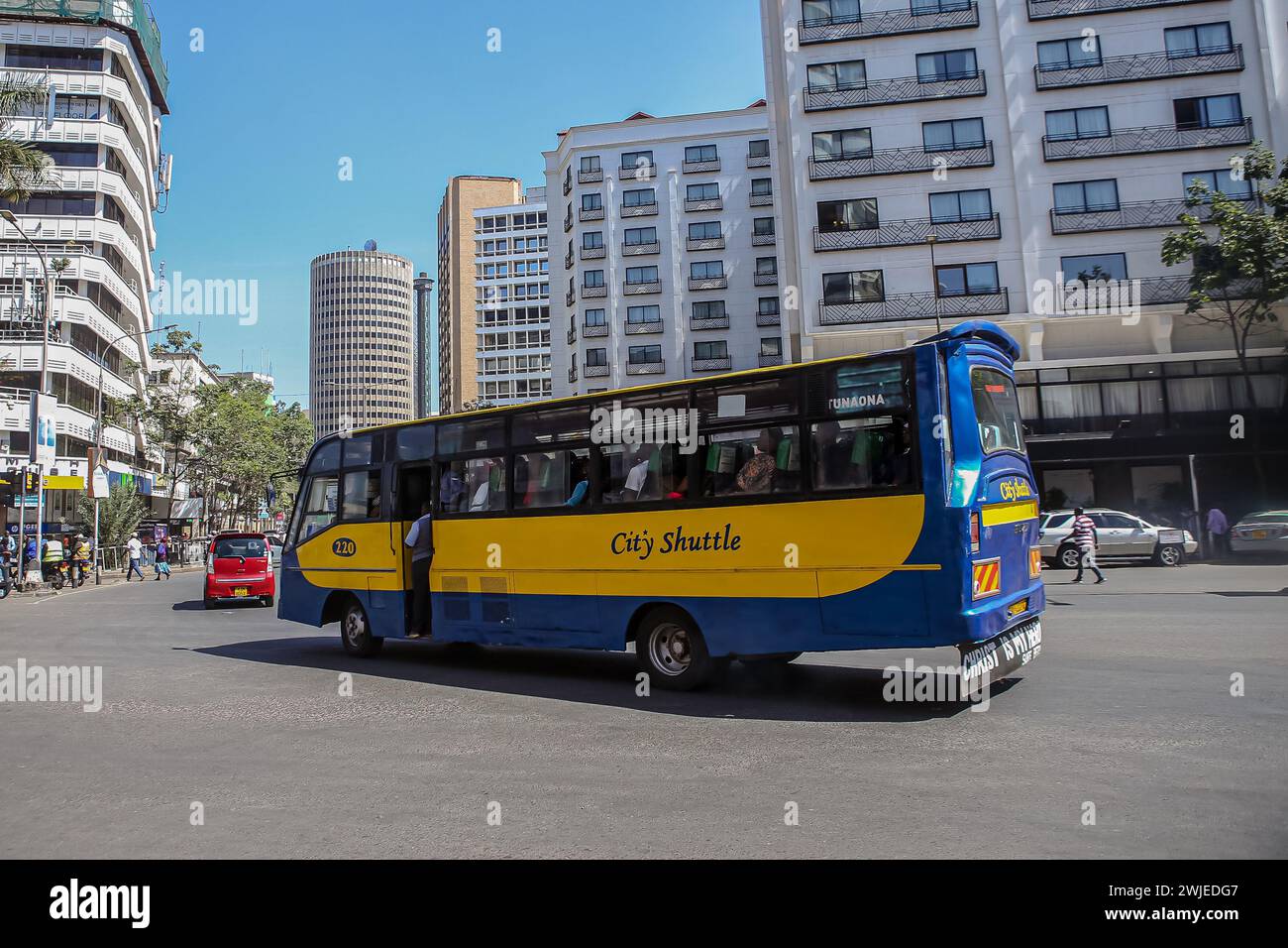 Nairobi, Kenya. 14 febbraio 2024. Un autobus keniota porta i pendolari al CBD di Nairobi durante il giorno di San Valentino a Nairobi. I kenioti riempivano varie strade in tutto il paese mentre celebravano San Valentino nonostante la dura situazione economica che si sta attualmente vivendo. Anche i fioristi e i negozi di articoli da regalo sparsi in tutta la città di Nairobi hanno registrato un aumento del traffico, mentre i kenioti colsero il momento di acquistare regali e cestini per i loro cari. Il Kenya è un grande esportatore di fiori in Europa e in Medio Oriente. (Foto di Boniface Muthoni/SOPA Images/Sipa USA) credito: SIPA USA/Alamy Live News Foto Stock