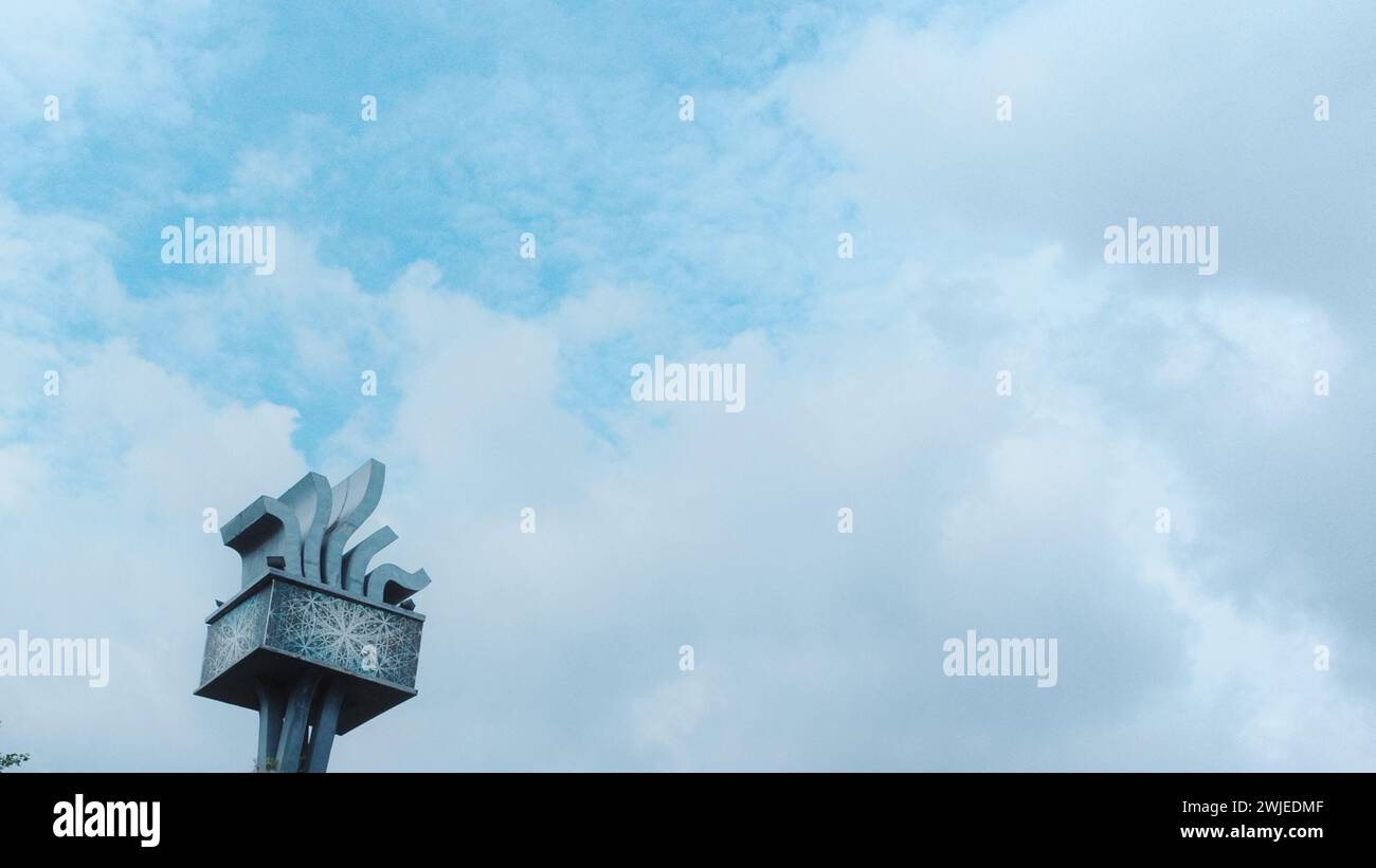 In piedi sullo sfondo di un cielo blu brillante, il monumento della città di Medan incarna grandezza e storia in un ambiente tranquillo. Foto Stock