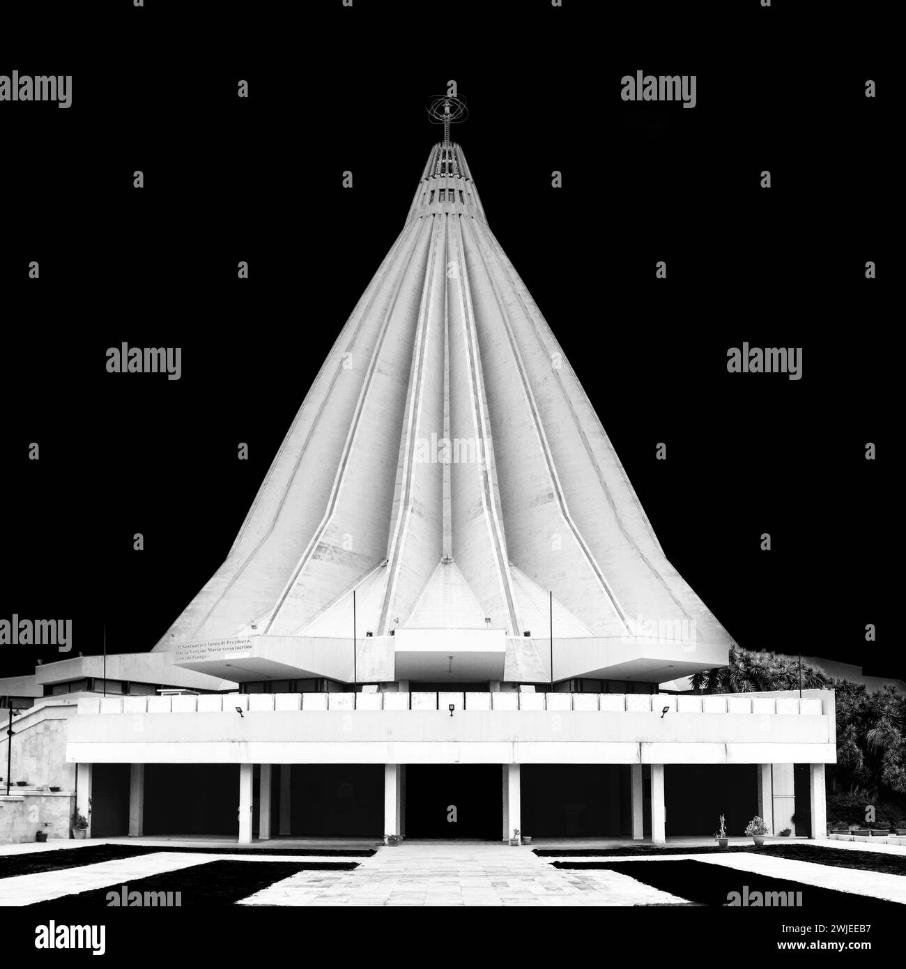 Siracusa, Italia - 28 dicembre 2023: Vista in bianco e nero della Cattedrale della Madonna delle lacrime nel centro di Siracusa Foto Stock