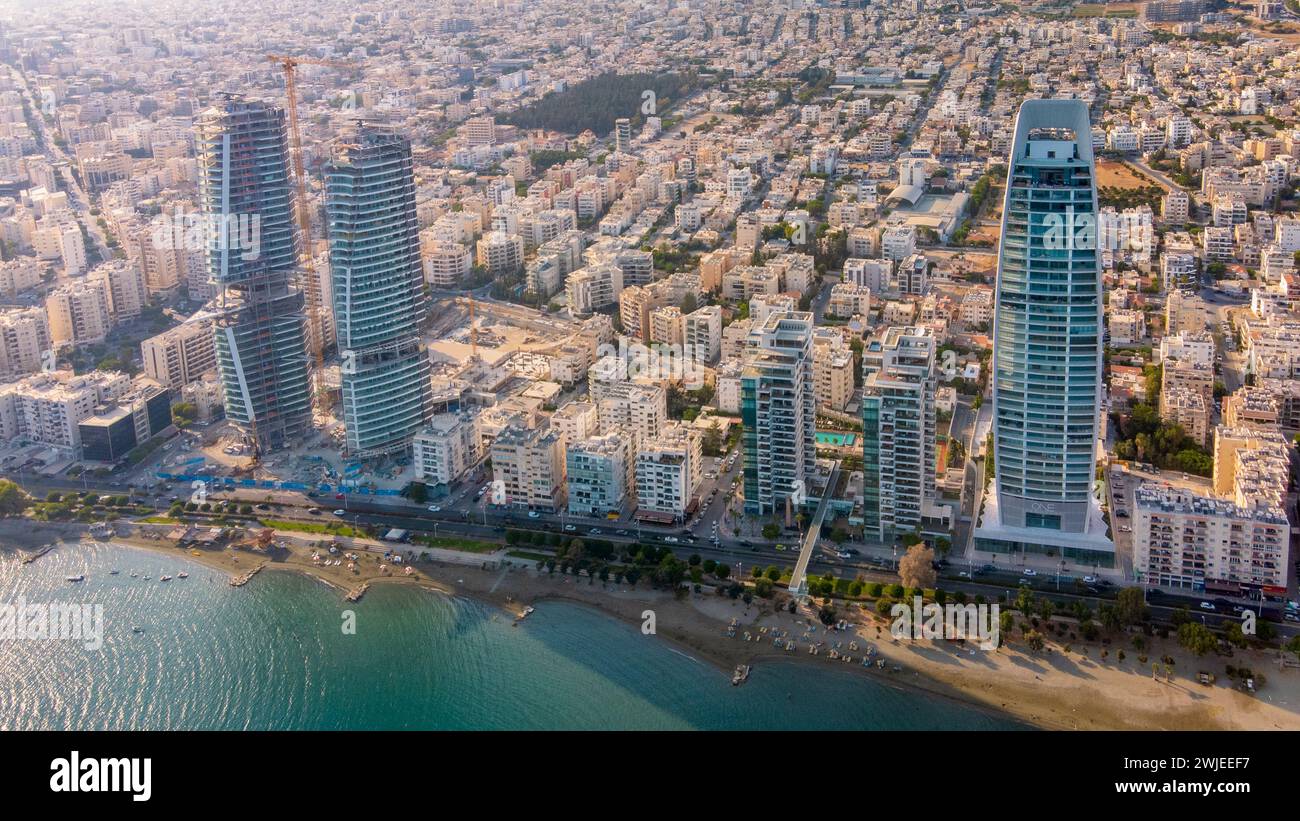 Gli alti edifici lungo il tranquillo lungomare di Limassol. Cipro Foto Stock