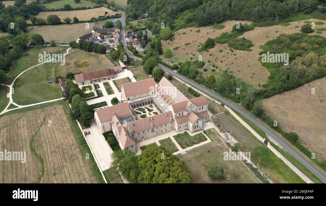Bruere-Allichamps (Francia centrale): Vista aerea dell'abbazia di Noirlac, castello registrato come monumento storico nazionale (in francese: Monument historique) Foto Stock