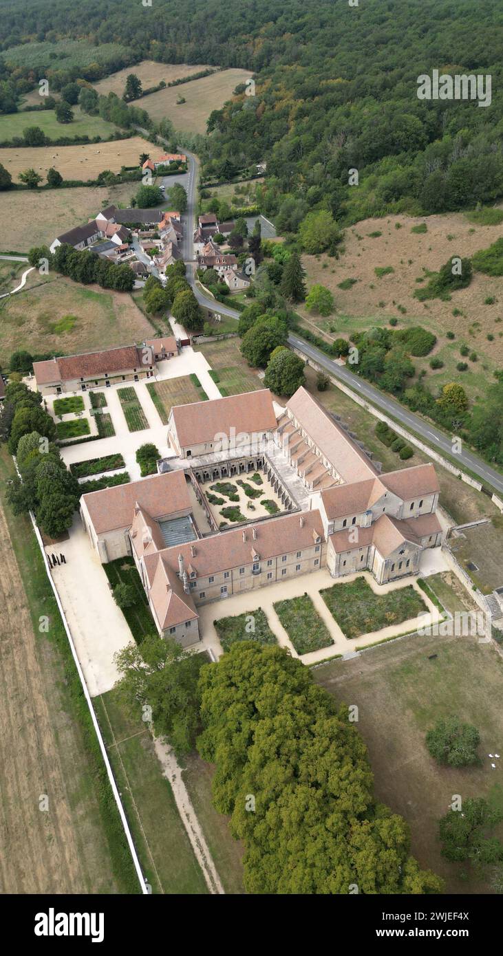 Bruere-Allichamps (Francia centrale): Vista aerea dell'abbazia di Noirlac, castello registrato come monumento storico nazionale (in francese: Monument historique) Foto Stock