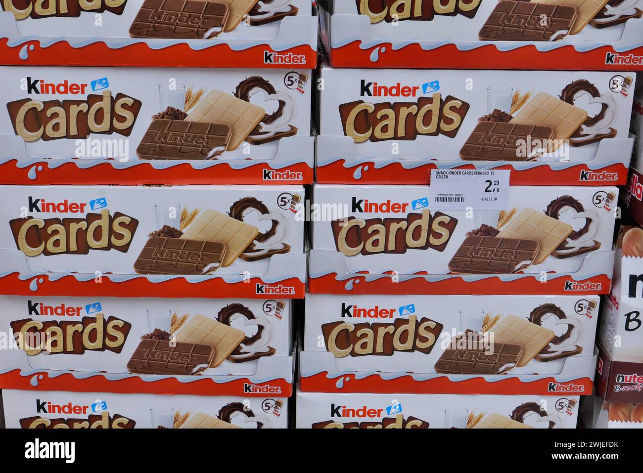 SCATOLE DI SPUNTINI AL CIOCCOLATO FERRERO KINDER ESPOSTE ALL'INTERNO DEL NEGOZIO DI ALIMENTARI Foto Stock