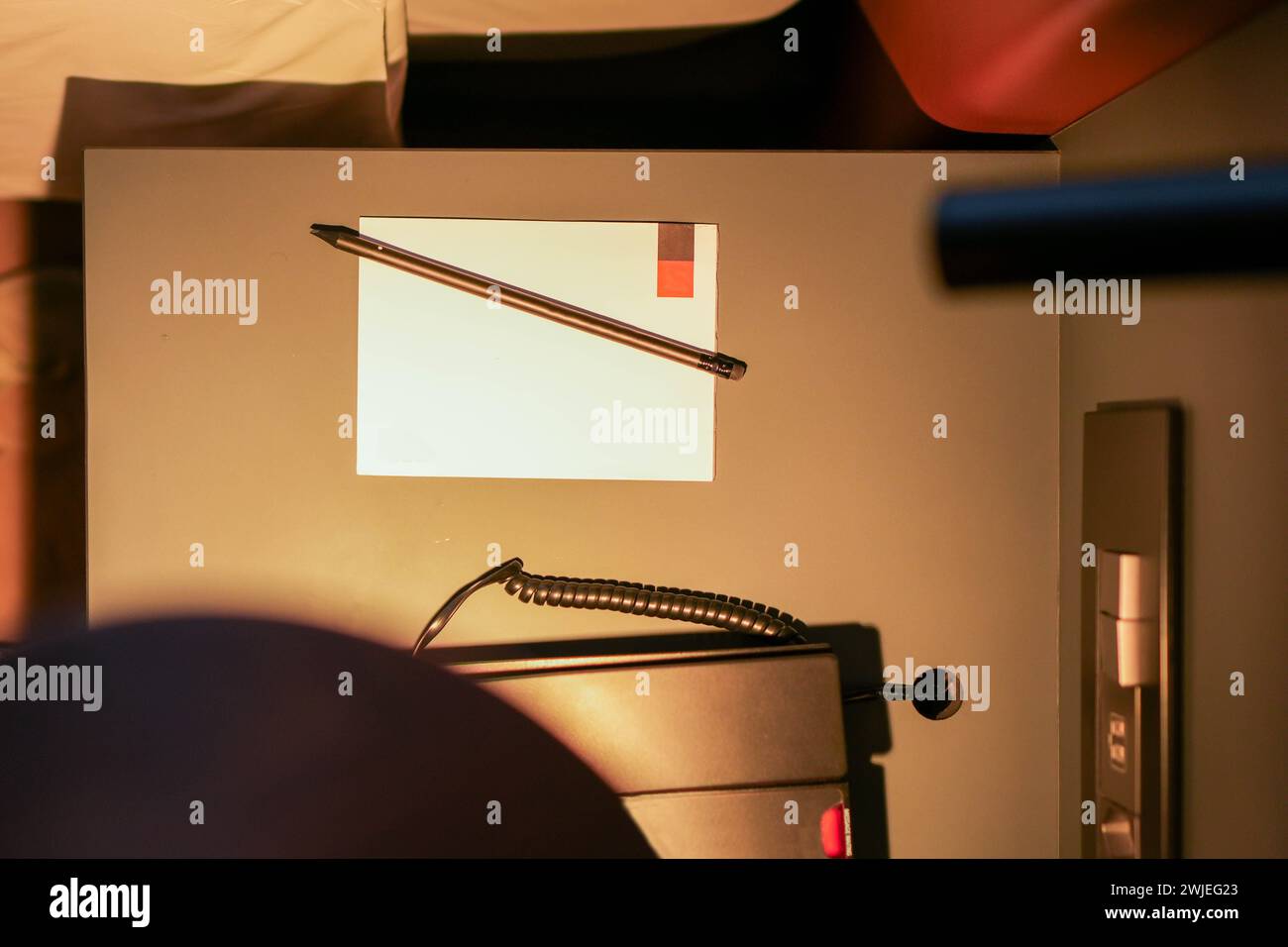 Un pezzo di carta bianca e una matita posti sopra un comodino in una camera d'albergo vicino ad un telefono. Foto Stock