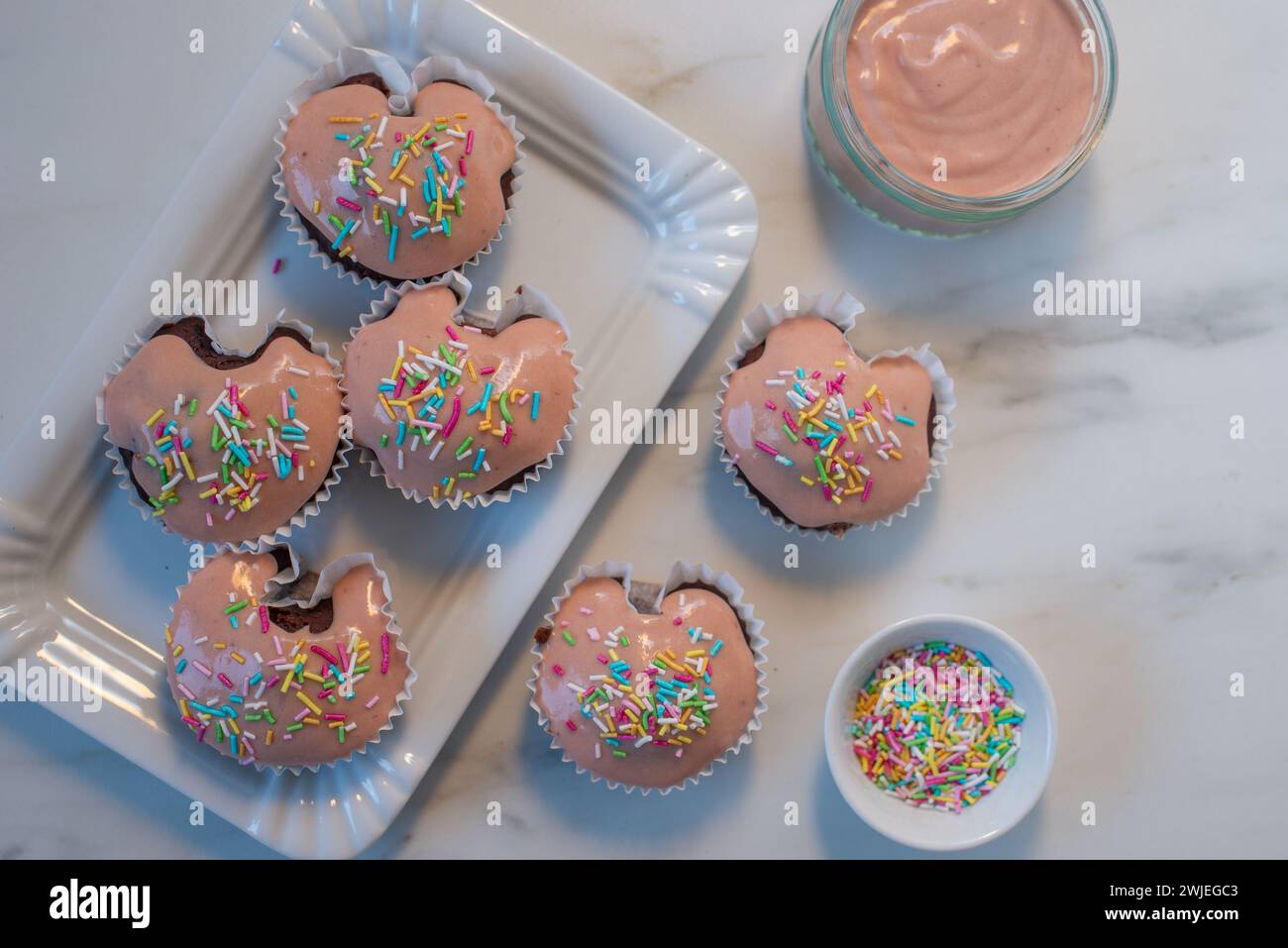 Cupcake al cioccolato decorati con lamponi freschi Foto Stock