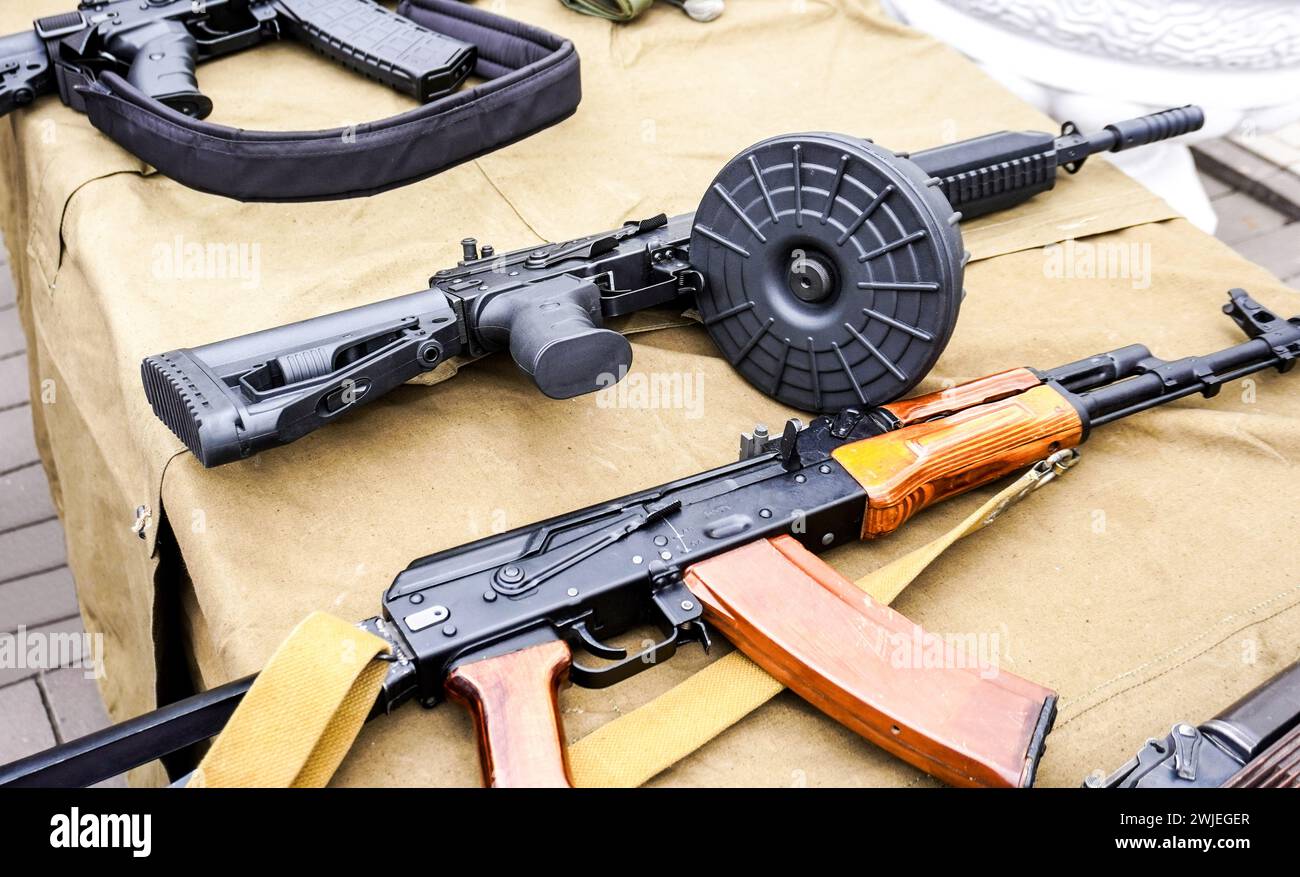 Fucile d'assalto russo Kalashnikov con un caricatore di tamburi, fucile d'assalto AK-74. Armi da fuoco russe Foto Stock