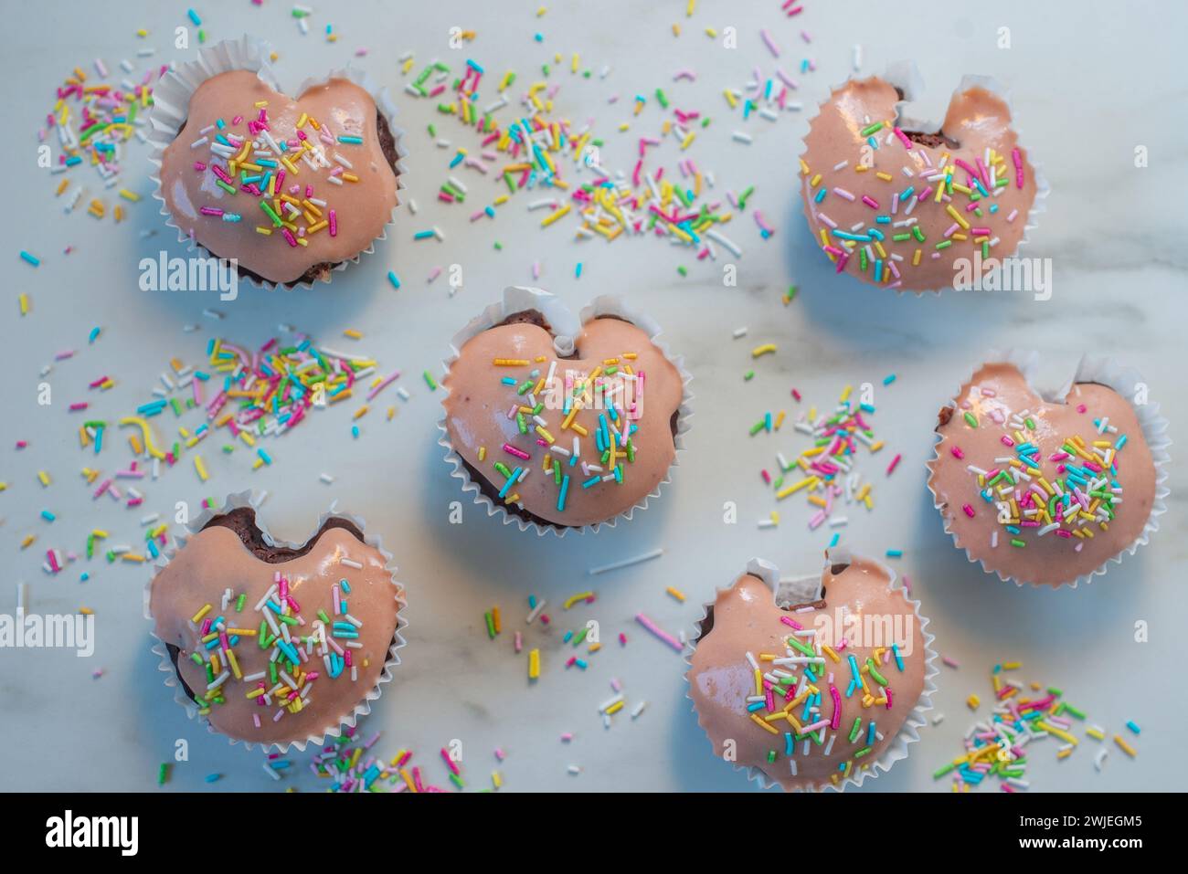 Cupcake al cioccolato decorati con lamponi freschi Foto Stock