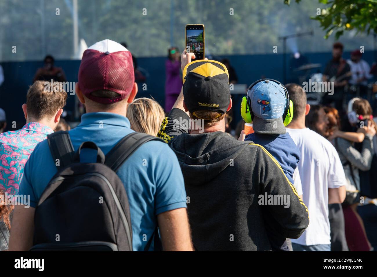 Tolosa (sud della Francia): Spettatori al Rio loco Festival il 14 giugno 2023. Frequentatore del festival che scatta una foto di un artista sul palco Foto Stock
