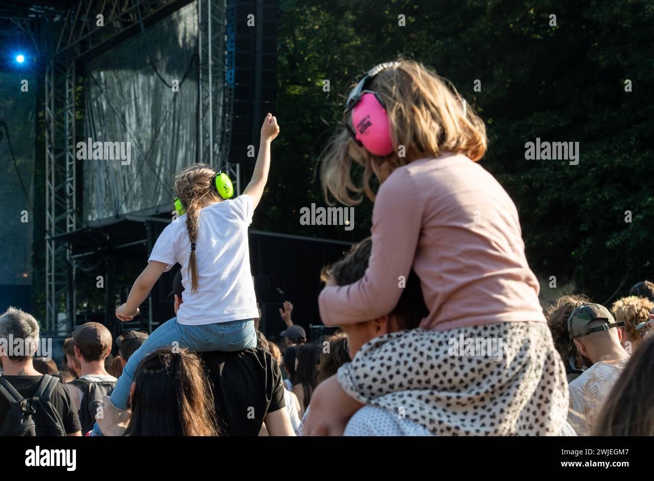 Tolosa (sud della Francia): I bambini con i bambini alle cuffie al Rio loco Festival il 14 giugno 2023 Foto Stock