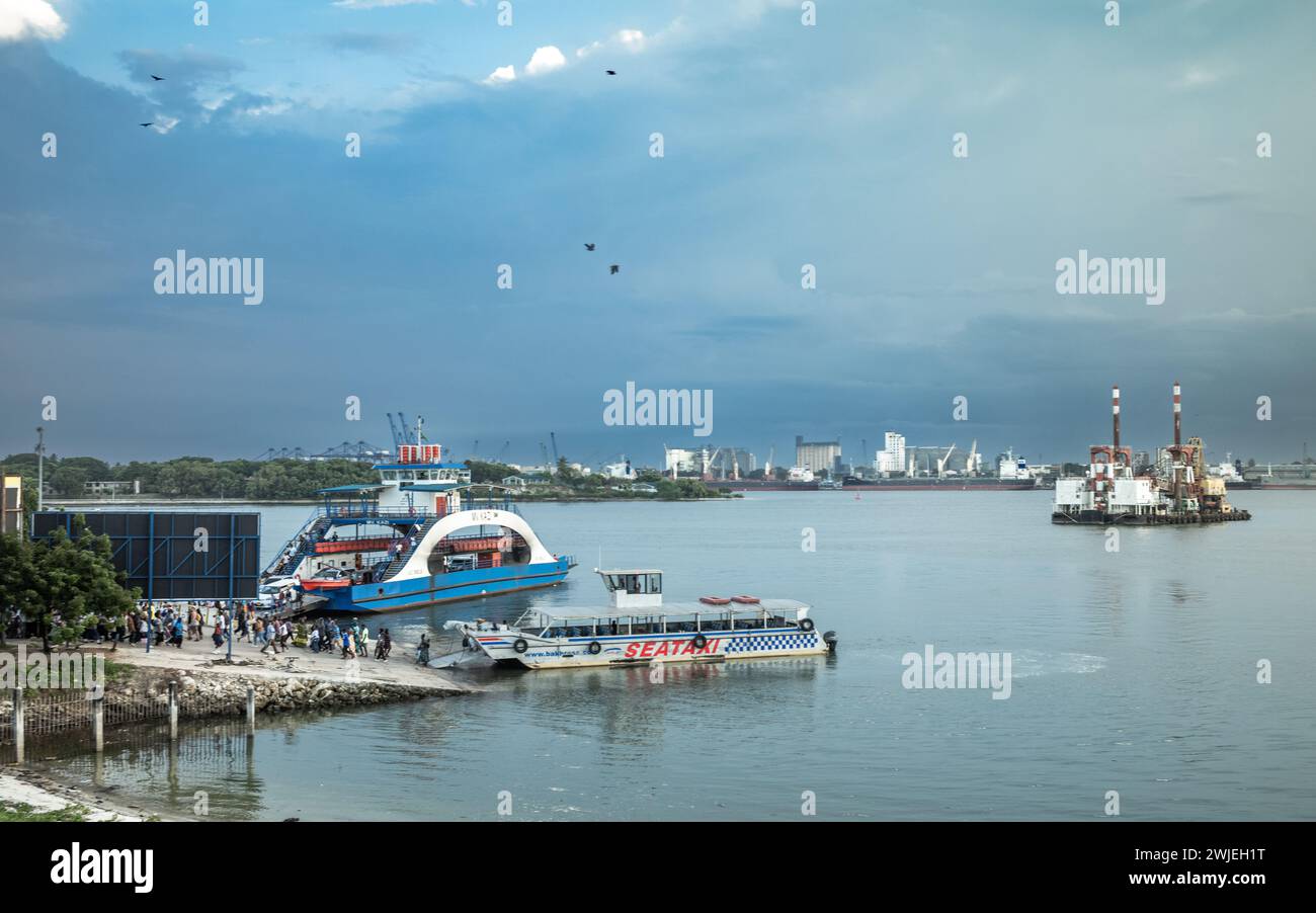 Il traghetto MV Kazi e un traghetto Seataxi al terminal dei traghetti di Kigamboni a Dar es Salaam, Tanzania Foto Stock