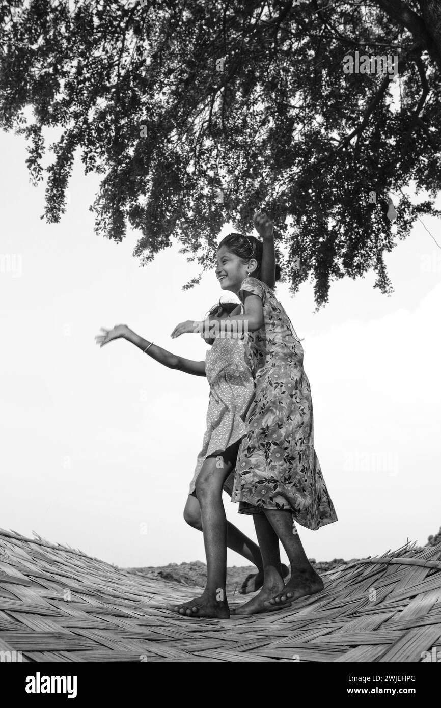 2 bambini felici che giocano sul lato del fiume Sundarbans Foto Stock