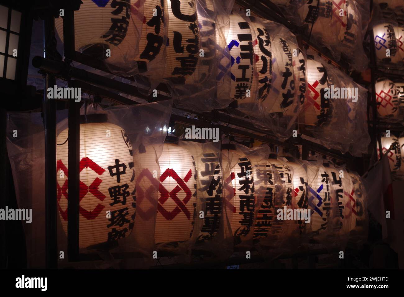 Terne del Festival tori no Ichi a notte a Yokohama, Giappone Foto Stock