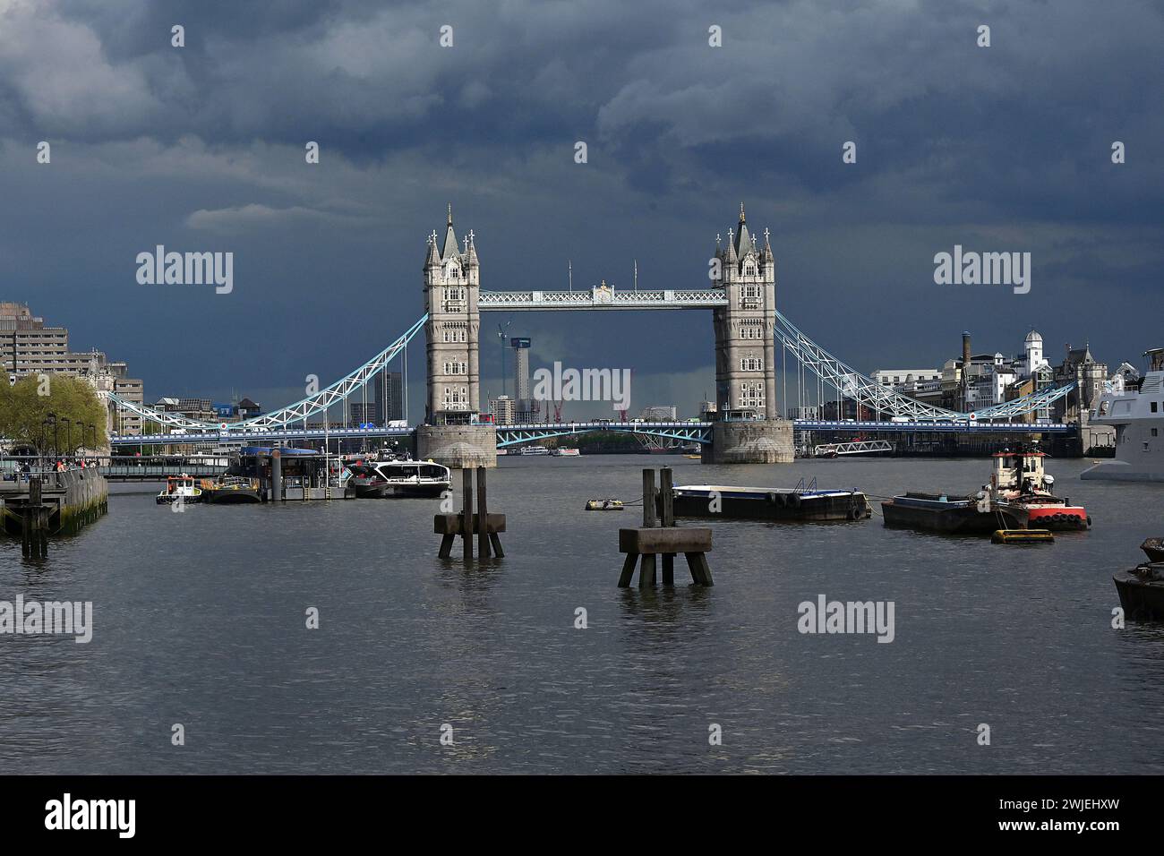 Regno Unito, Londra: Tower Bridge, situato tra Southwark e Tower Hamlets, che si estende attraverso il Tamigi. Qui, sotto un cielo tempestoso Foto Stock